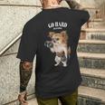 チワワ 犬の筋肉トレーニング ダンベル付き フィットネスジム メンズTシャツ バックプリント 彼への贈り物