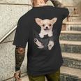 チワワ犬愛好家のためのポケットに入った面白いチワワ犬。 メンズTシャツ バックプリント 彼への贈り物
