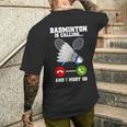 バドミントンが呼んでいる、私は行かなければならないラケットバドミントン選手badminton メンズTシャツ バックプリント 彼への贈り物
