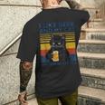 ビール好きで猫が手にビールを飲んでビール友達を応援 メンズTシャツ バックプリント 彼への贈り物