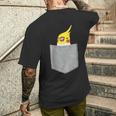 ポケットから覗くオカメインコのデザイン メンズTシャツ バックプリント 彼への贈り物