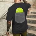 ユーモラスなテニスプレーヤーのための偽のポケットに入った面白いテニスボール メンズTシャツ バックプリント 彼への贈り物