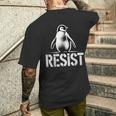 レジスト ペンギン アクティビズム ティー ペンギン 抗議 関税 メンズTシャツ バックプリント 彼への贈り物