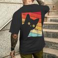レトロな黒猫、ヴィンテージスタイルの黒猫。 メンズTシャツ バックプリント 彼への贈り物