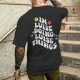 レトログルーヴィーなイム・ルイーズ Doing Luise Things 面白い母の日 メンズTシャツ バックプリント 彼への贈り物