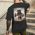ロットワイラー 犬の筋トレ ウェイトリフティング メンズTシャツ バックプリント 彼への贈り物