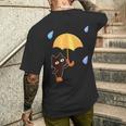 大人かわいい絵本の猫 雨の日 メンズTシャツ バックプリント 彼への贈り物
