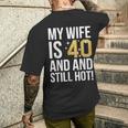 妻 40歳 誕生日プレゼント 妻は40歳でまだ暑い メンズTシャツ バックプリント 彼への贈り物