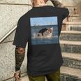 猫を噛むサメの面白いアートと猫好きの面白い猫とサメ。 メンズTシャツ バックプリント 彼への贈り物