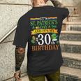 聖パトリックの日と私の30歳の誕生日 30歳 メンズTシャツ バックプリント 彼への贈り物