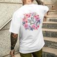 85年間愛されている 85歳の誕生日 花のリースと蝶 メンズTシャツ バックプリント 彼への贈り物
