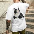 Mischief In Fur 猫写真 ハチワレ猫 黒白猫 猫好き ネタ 猫しもべ 猫飼い 猫依存症 メンズTシャツ バックプリント 彼への贈り物