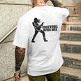 Rock 'N' Roll Never Dies ギタープレーヤー メンズTシャツ バックプリント 彼への贈り物