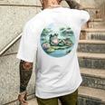 「池でリラックス」 – スイレンの上にサングラスをかけたカエル メンズTシャツ バックプリント 彼への贈り物