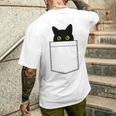【ポケットから覗くネコ】黒猫 にゃんこ 猫好き 猫 可愛い ネコ 子猫 ネコ好き 面白い 変な 遊び心 ネタ ウケ狙い メンズTシャツ バックプリント 彼への贈り物