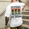 アイスクリームを持った老婆を決して過小評価しない メンズTシャツ バックプリント 彼への贈り物