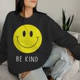 Be Kind かわいい イエロー スマイル フェイス シャツ スマイル フェイス ハピネス レディーススウェットシャツ 彼女への贈り物