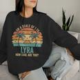 Lyra Cute Retro Girls Groovy Lyra Personalized Name 長袖tシャツ レディーススウェットシャツ 彼女への贈り物