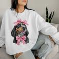 Coquette Bow Coonhound Dog Mom ピンクリボンガール レディーススウェットシャツ 彼女への贈り物