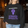 International Women's Day 2025 Accelerate Action Girls レディーススウェットシャツ 面白い贈り物