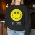 Be Kind かわいい イエロー スマイル フェイス シャツ スマイル フェイス ハピネス レディーススウェットシャツ 面白い贈り物
