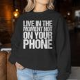 Live In The Moment Not On Your Phone Health Wellness レディーススウェットシャツ 面白い贈り物