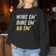 Wine Em Dine Em 69 Em 面白い セックス ジョーク 汚いユーモア レディーススウェットシャツ 面白い贈り物