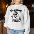 Feeling Feral アライグマ ミーム アルコール 飲酒 恋人 男性 女性 レディーススウェットシャツ 面白い贈り物