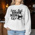 Livin' Thatoccer Mom Life ファニースポーツ 母の日 長袖tシャツ レディーススウェットシャツ 面白い贈り物