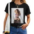 Hot Girl On 男性用 紫のセクシーなモデル レディースTシャツ