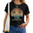 Lyra Cute Retro Girls Groovy Lyra Personalized Name 長袖tシャツ レディースTシャツ