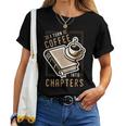 I Turn Coffee Into Chapters 本の虫 読書 レディースTシャツ