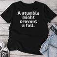 Atumble Might Prevent A Fall 小さな失敗は大きな失敗を防ぐ 英語 文字入り 格言 レディースTシャツ 面白い贈り物