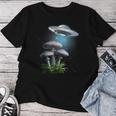Ufo Hovering Over Weird Mushroomsci-Fi Magichrooms レディースTシャツ 面白い贈り物