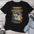 Happiness Is An Old Man With A Beerchnauzeritting Near Near レディースTシャツ 面白い贈り物
