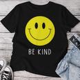 Be Kind かわいい イエロー スマイル フェイス シャツ スマイル フェイス ハピネス レディースTシャツ 面白い贈り物