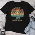 Lyra Cute Retro Girls Groovy Lyra Personalized Name 長袖tシャツ レディースTシャツ 面白い贈り物