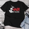 Ninja In Training 面白い忍者誕生日ギフト 男性 女性 子供 レディースTシャツ 面白い贈り物