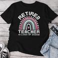 Retired Teacher Class Of 2025 Rainbow Retro Graduation レディースTシャツ 面白い贈り物