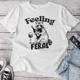 Feeling Feral アライグマ ミーム アルコール 飲酒 恋人 男性 女性 レディースTシャツ 面白い贈り物