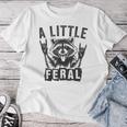 おもしろいアライグマのグラフィック 小さなフェラル 幼児 男の子 女の子 フェラル レディースTシャツ 面白い贈り物