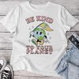 レトロ グルービー Be Kind To Your Planet Earth Day 70年代 80年代 4月 レディースTシャツ 面白い贈り物