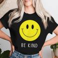Be Kind かわいい イエロー スマイル フェイス シャツ スマイル フェイス ハピネス レディースTシャツ 彼女への贈り物