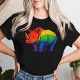 Lgbt 力強い虹色のサイ Rainbow Rhinoceros Graphic レディースTシャツ 彼女への贈り物