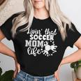 Livin' Thatoccer Mom Life ファニースポーツ 母の日 レディースTシャツ 彼女への贈り物