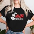 Ninja In Training 面白い忍者誕生日ギフト 男性 女性 子供 レディースTシャツ 彼女への贈り物
