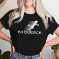 No Balance Girl スポーツとユーモアのための面白いパロディデザイン レディースTシャツ 彼女への贈り物
