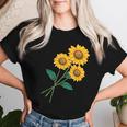 ひまわりの花束 春のフローラルガーデン 黄色の花 レディースTシャツ 彼女への贈り物