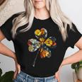 四つ葉のクローバーのシルエット 花 植物 花柄 レディースTシャツ 彼女への贈り物