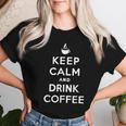 平静を保ち コーヒーを飲む Keep Calm And Drink Coffee レディースTシャツ 彼女への贈り物